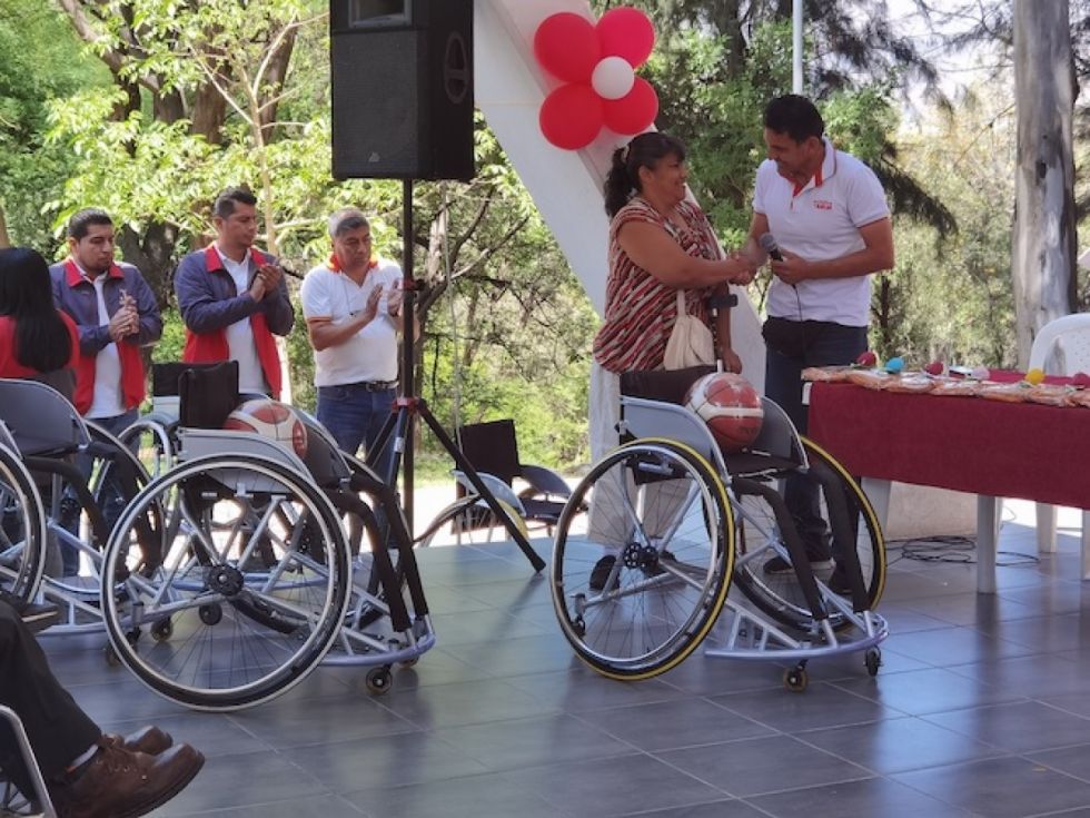 Entrega de sillas y balones