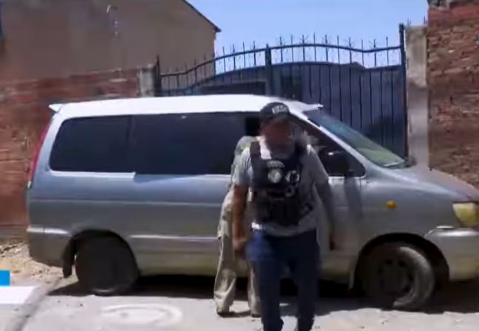 Fueron a buscar al profesor acusado de abuso y encontraron a tres estudiantes en su casa