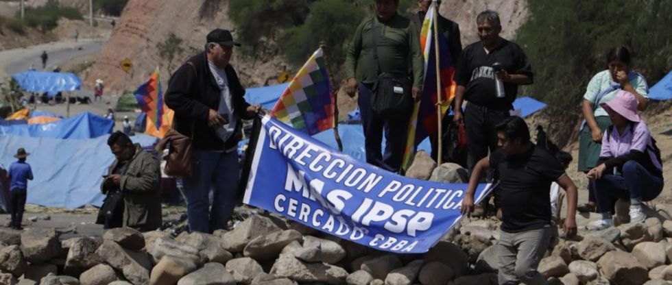 Bloqueos de sectores evistas generan pérdidas millonarias y afectan la distribución de alimentos en Bolivia