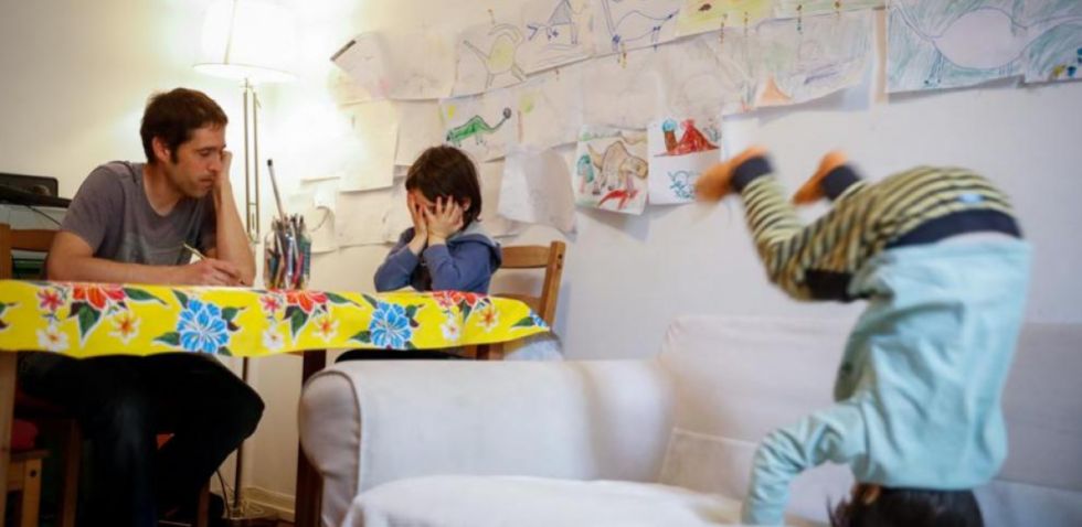 Uno de los principales factores de estrés parental es la falta de tiempo para dedicarlo a los hijos  Àlex Garcia