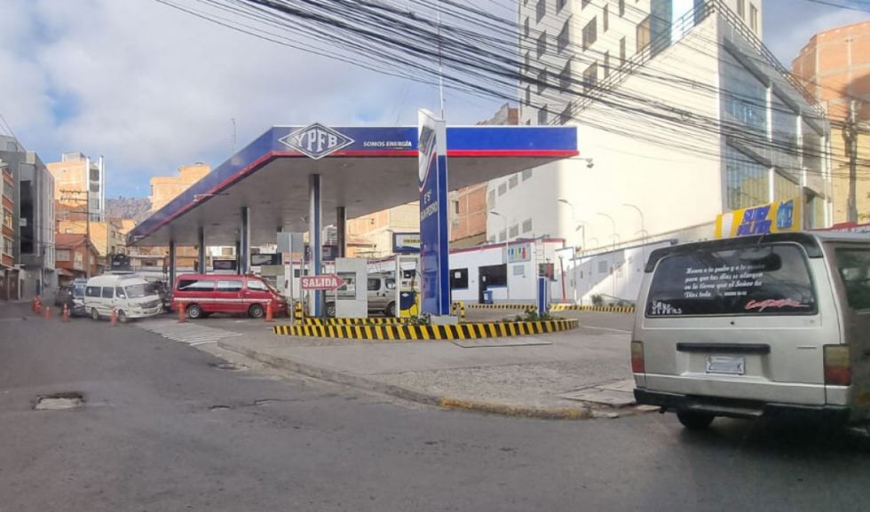 Levantan medida que restringía la comercialización de gasolina en surtidores de La Paz y El Alto