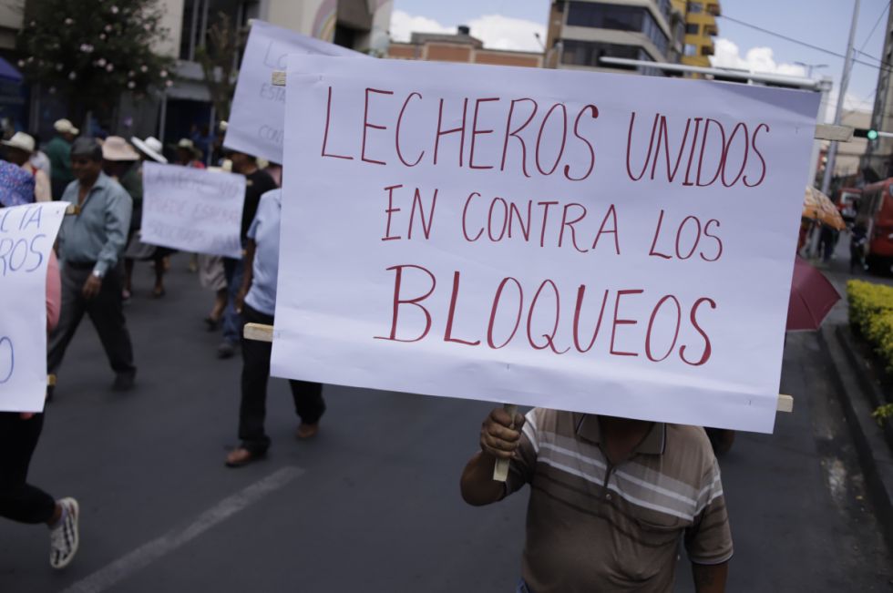 Lecheros de Cochabamba protestan contra bloqueos y exigen aprehender a Evo