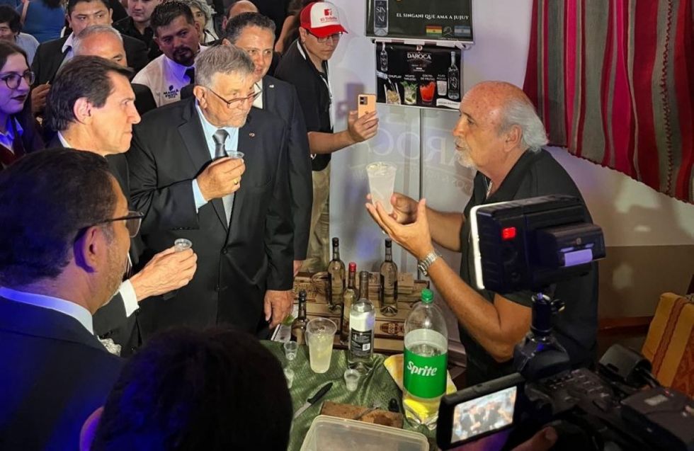Daroca explica las bondades del chuflay a Carlos Sadir, gobernador de Jujuy