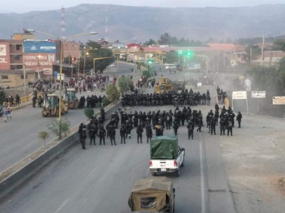 Policía reinicia gasificación para desbloquear carretera que conecta a Cochabamba con el occidente
