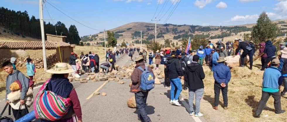 “Presidente Arce, estamos como rehenes detenidos en bloqueos, haga algo”: Transportistas claman para que se liberen las vías
