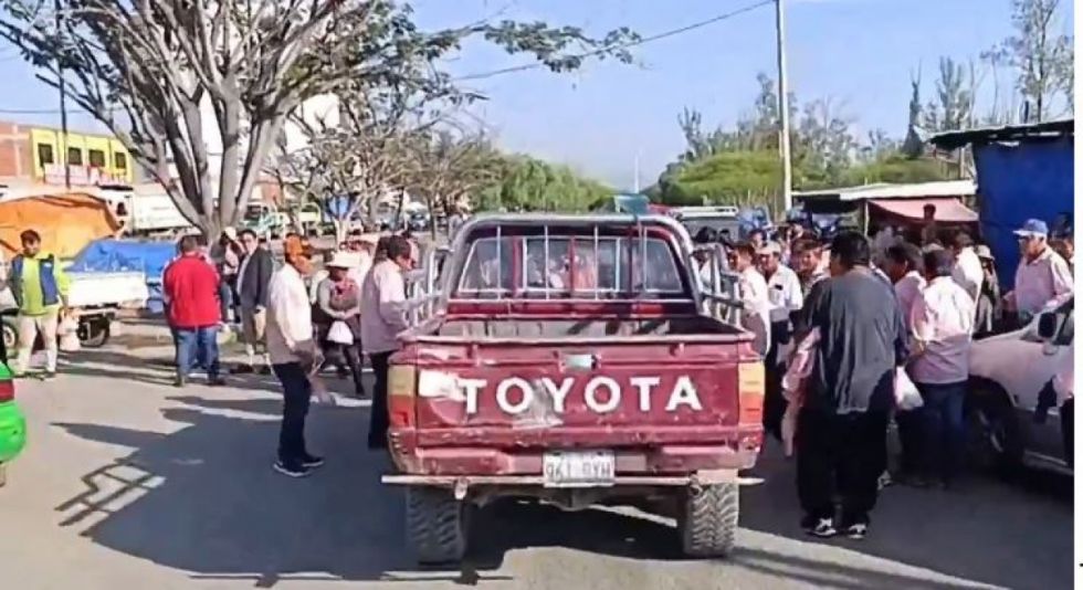 Transportistas acatan paro y bloquean una rotonda en Tarija