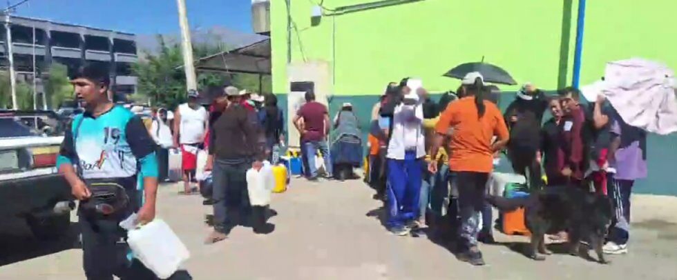 Tarija: Registran fila de “bidoneros” para comprar combustible