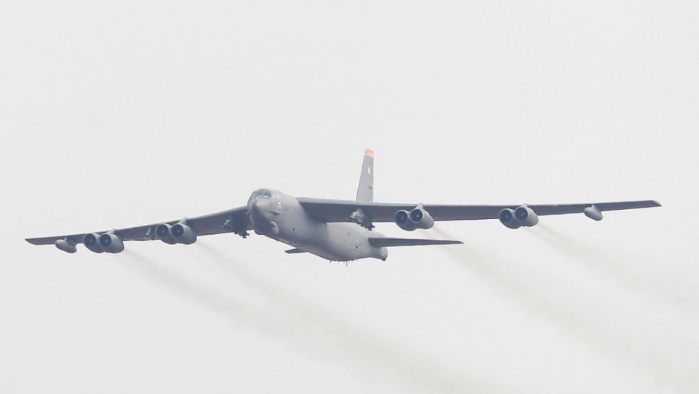 EE.UU. despliega destructores, cazas y bombarderos en Oriente Medio