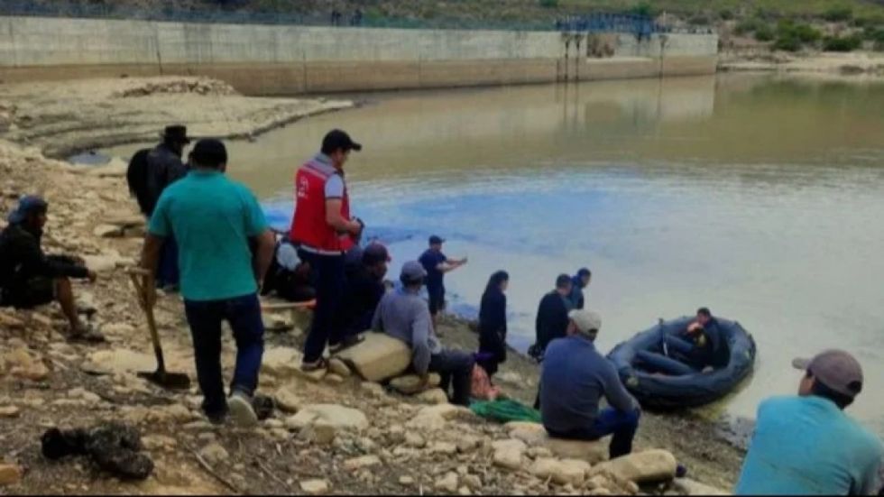 Buscan a una pareja que fue arrastrada por un río en Sucre
