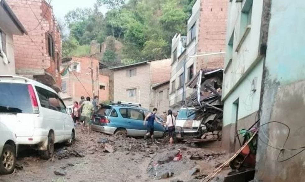 Video: Mazamorra llena de agua y lodo más de 20 viviendas en los Yungas 