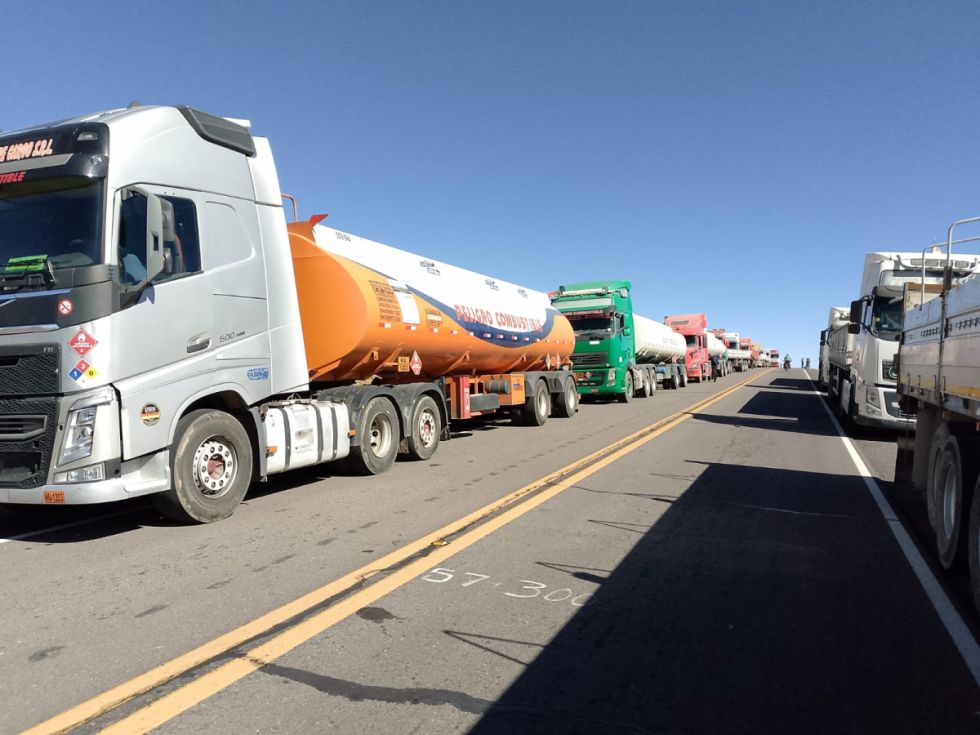 Choferes bolivianos varados en Argentina denuncian suspensión de carguío de combustible 