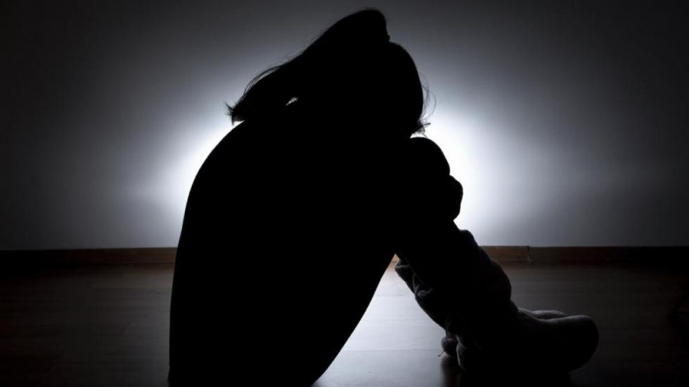 Una menor fue abusada en un baño público