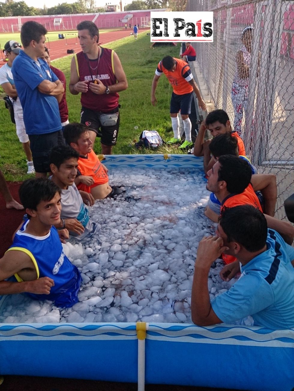 Momento de la hieloterapia tras una semana intensa en la preparación física (ascenso a la Lig