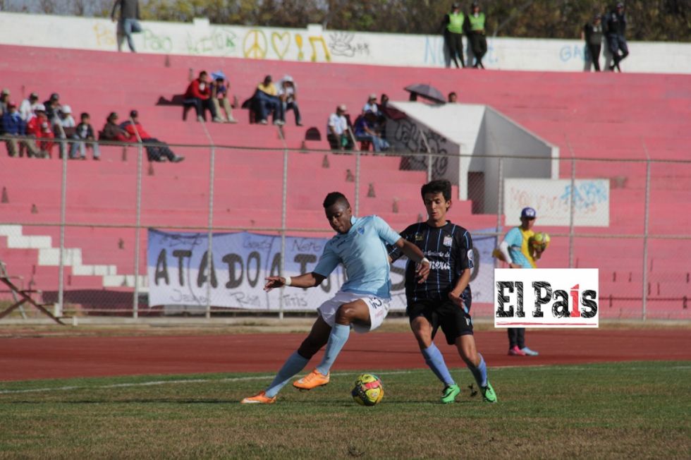 Haciendo la cobertura a un jugador de Aurora 
