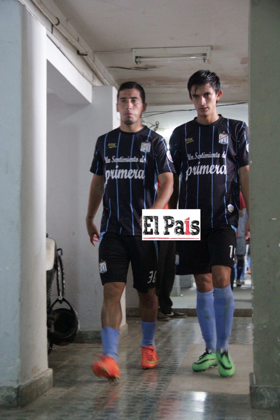 Pocho y Maxi Andrada de camino al vestuario tras finalizar el partido 