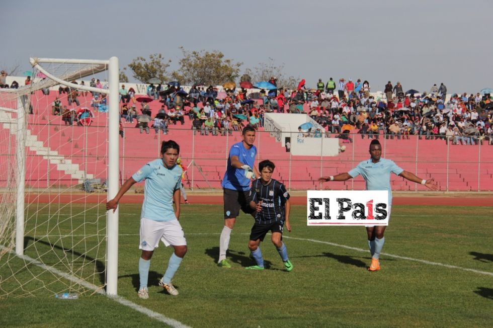 Una jugada en el partido contra Aurora
