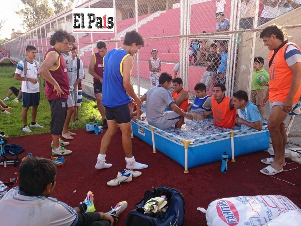  Momento de la hieloterapia tras una semana intensa en la preparación física (ascenso a la Lig