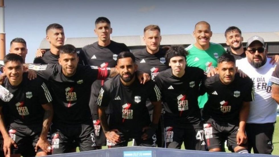 Streamer ingresó de titular para Riestra en un partido oficial de la liga argentina