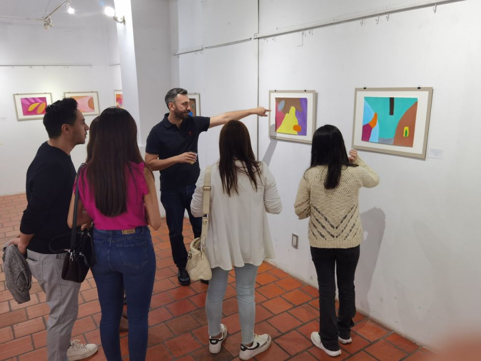 Nano Ruiz recorre la exposición con sus visitantes