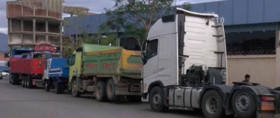 “Ya no alcanza ni para comprar un plato de comida”, el duro relato de conductores que esperan en las filas por diésel