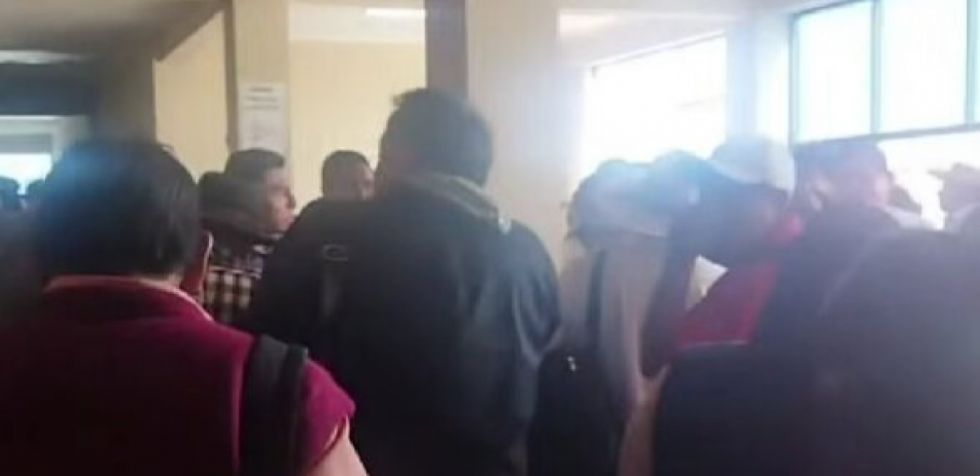 Tarija: Reportan explosión de una granada de gas en el congreso departamental campesino (Video)