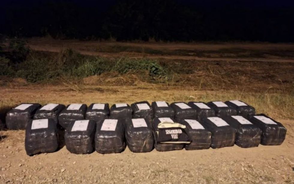 Detienen a dos sujetos y hallan una tonelada de hojas de coca en Güemes