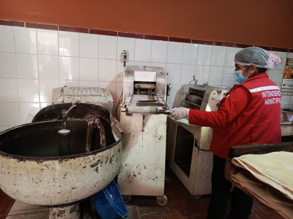Observan falta de higiene en la panadería