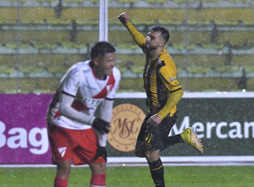 El Tigre se acerca a la cima tras ganar a Always Ready El Tigre se acerca a la cima tras ganar a Always Ready