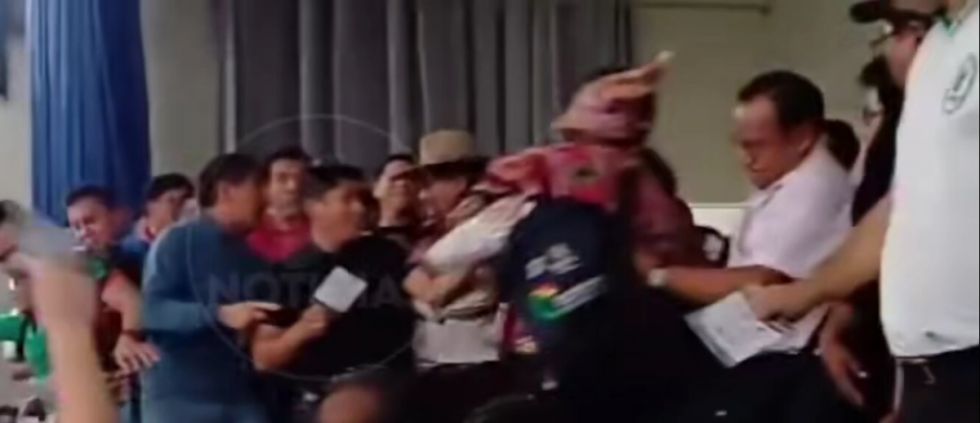 ¡Empujones y gritos! Reportan agresiones en el Congreso Nacional de Educación en Tarija (Video)