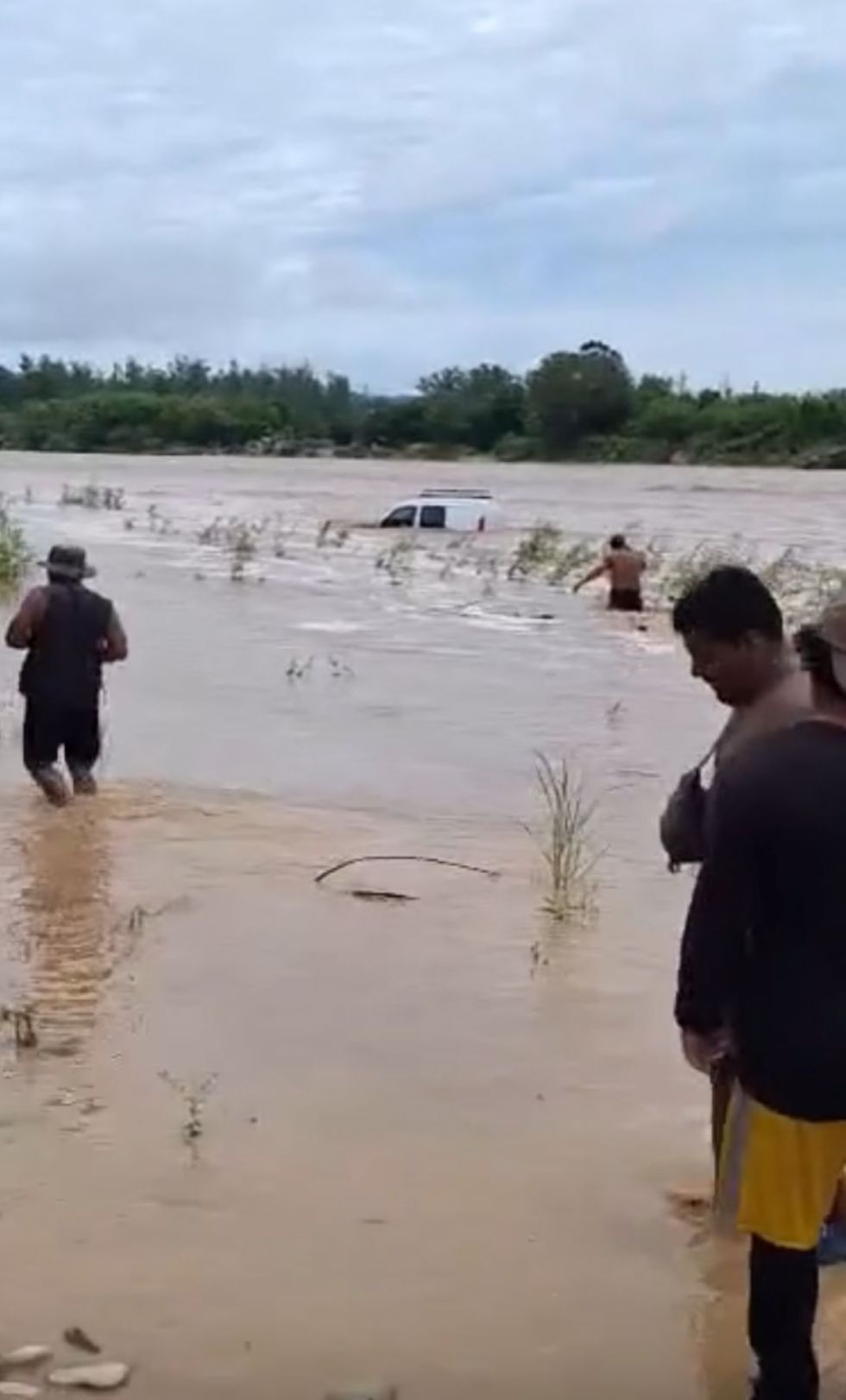 Vehículo argentino es arrastrado por el río Bermejo tras intensas lluvias