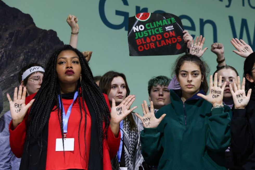 Activistas en la COP29, en Azerbaiyán, pidieron más dinero para apoyar la acción por el clima y el abandono progresivo de los combustibles fósiles