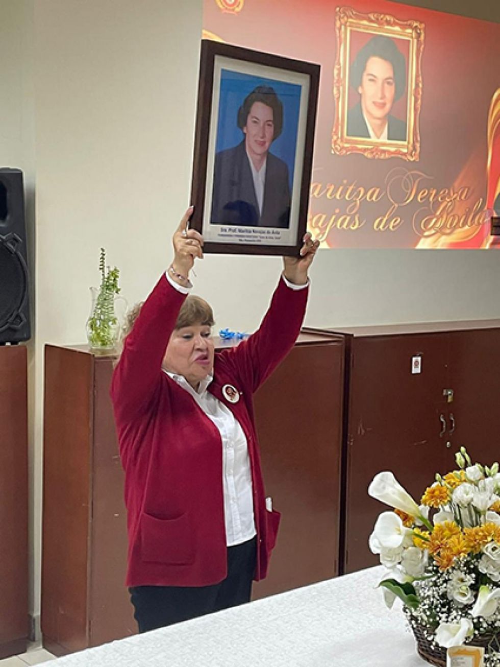 Entrega de la Fotografía de la Directora Fundadora