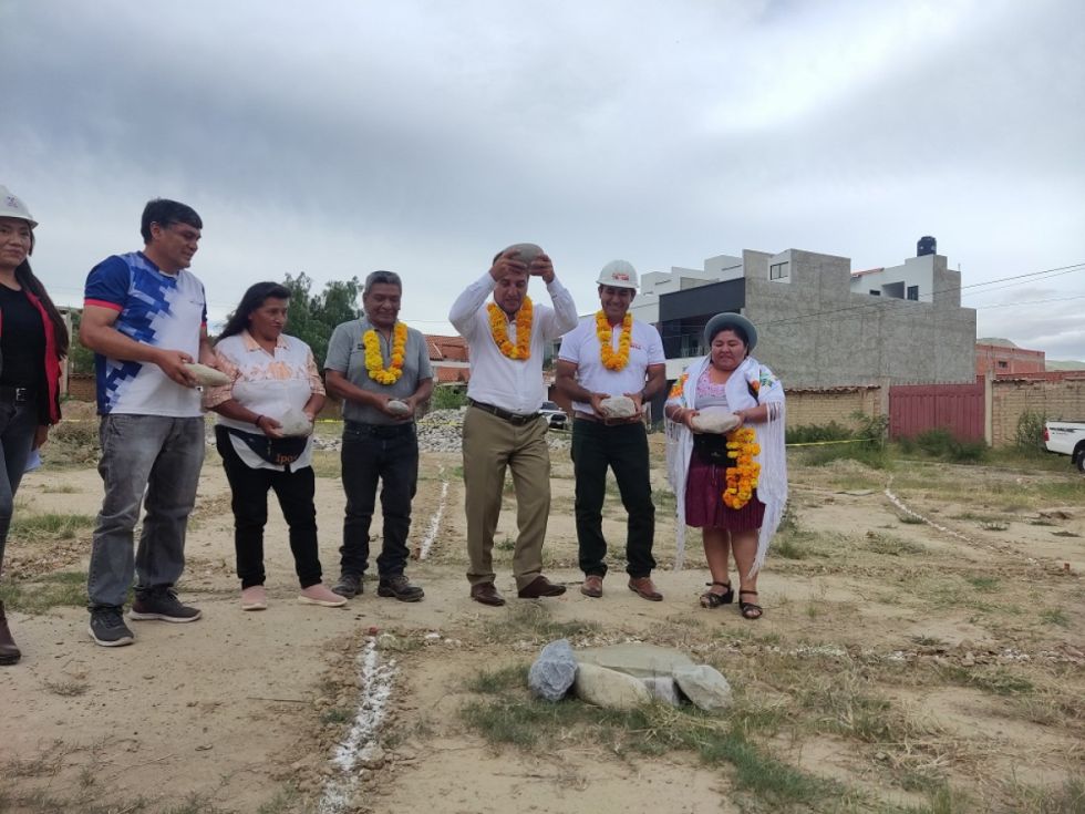 Inician construcción de la plaza en Morros Blancos