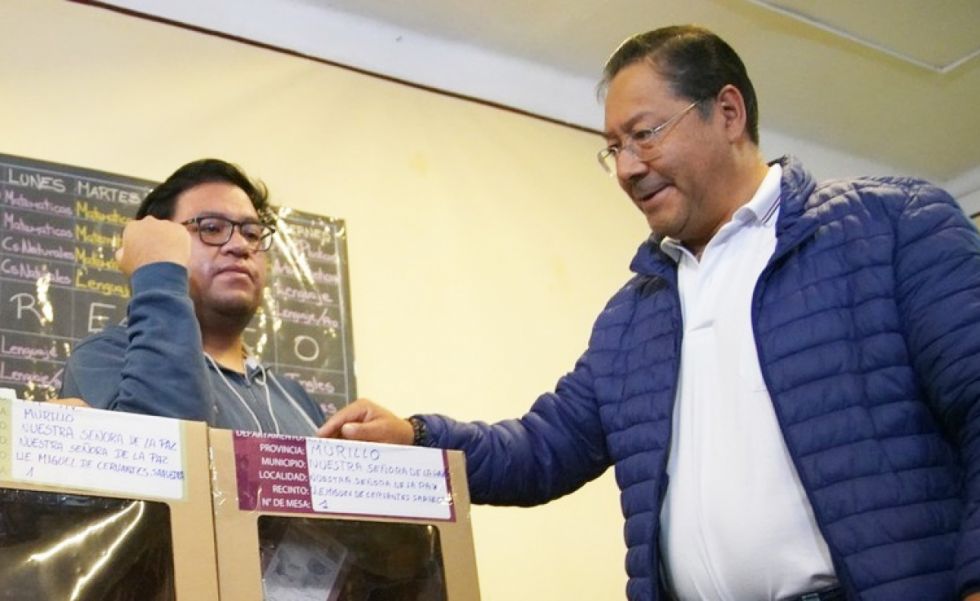 Arce emite su voto y llama a la ciudadanía a elegir al mejor candidato