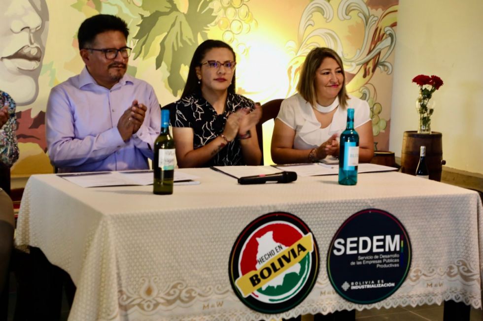 Envibol firma contrato con Vinos Vilte por Bs 443 mil