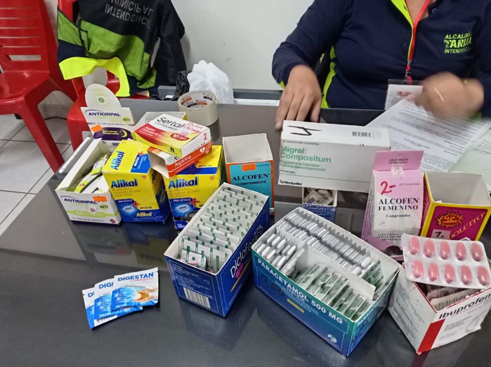  Decomisan medicamentos vencidos y de contrabando en una tienda de barrio