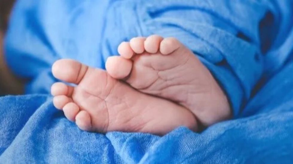 Abandonan a un bebé en una avenida 