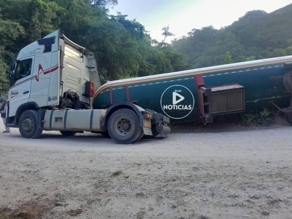 Cisterna vuelca en la carretera Caraparí - Yacuiba
