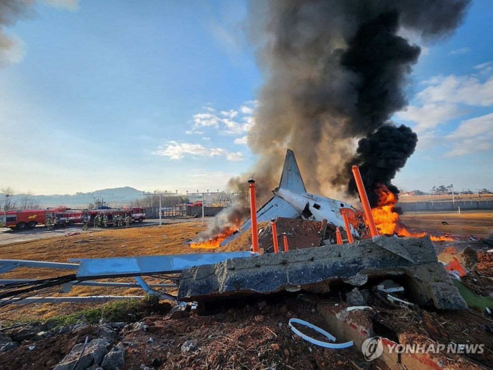 Avión con 175 pasajeros a bordo se estrella al aterrizar en un aeropuerto de Corea del Sur