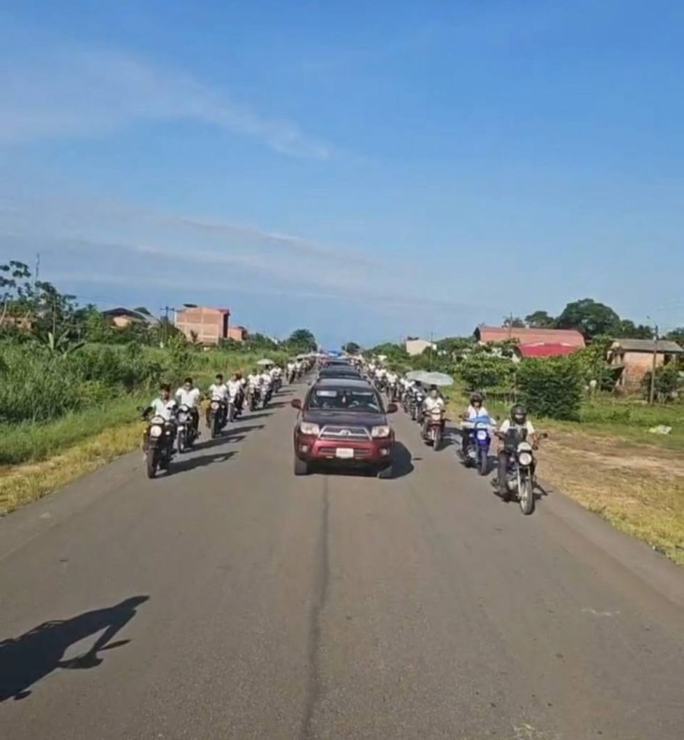 Evo se traslada a Chimoré rodeado de sus bases 