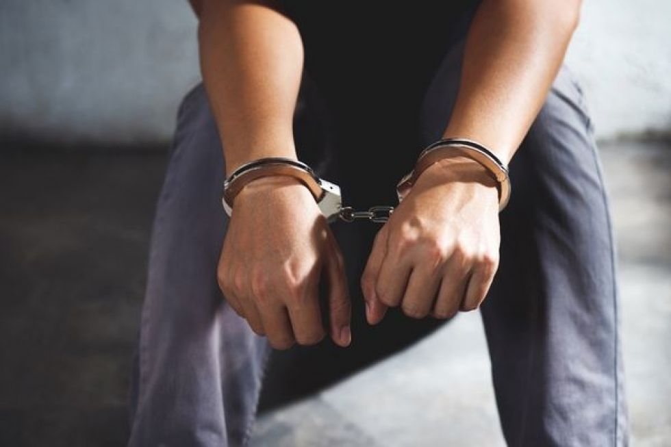 Menor de 13 años denuncia a su padrastro por violación