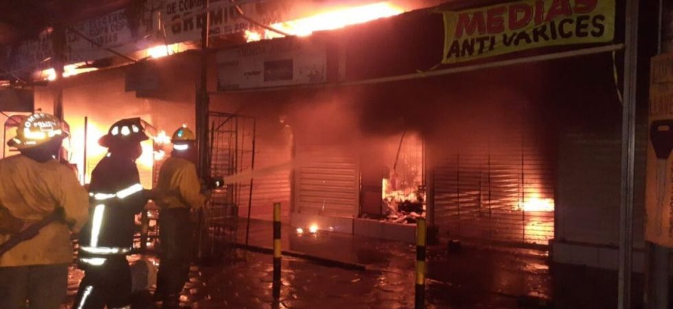 Incendio dejó sin nada a una familia de comerciantes