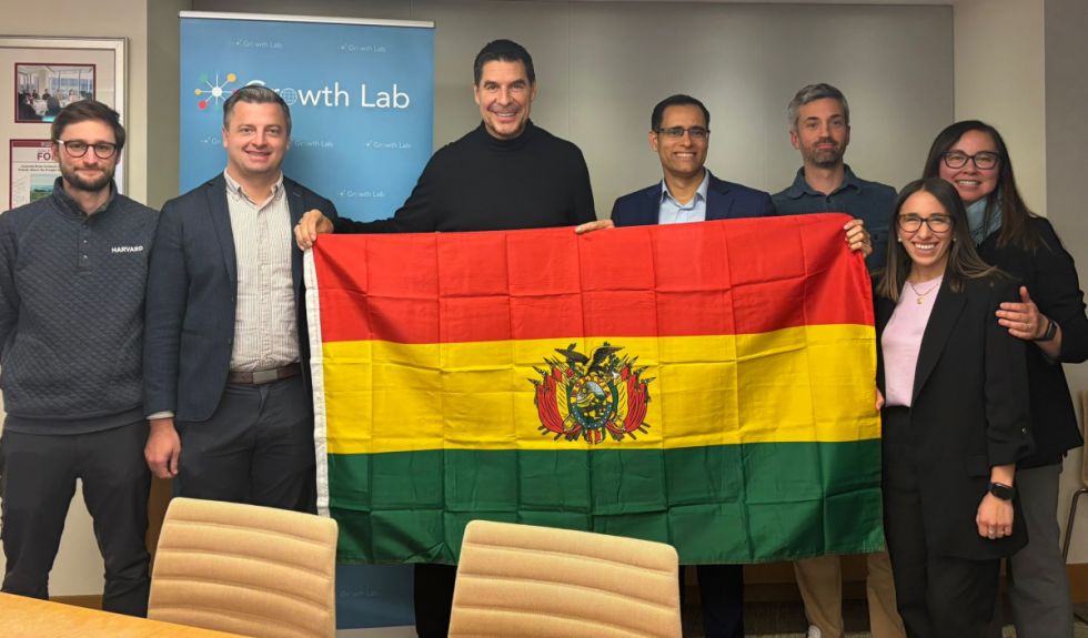 Marcelo Claure y miembros del Growth Lab de la Harvard Kennedy School