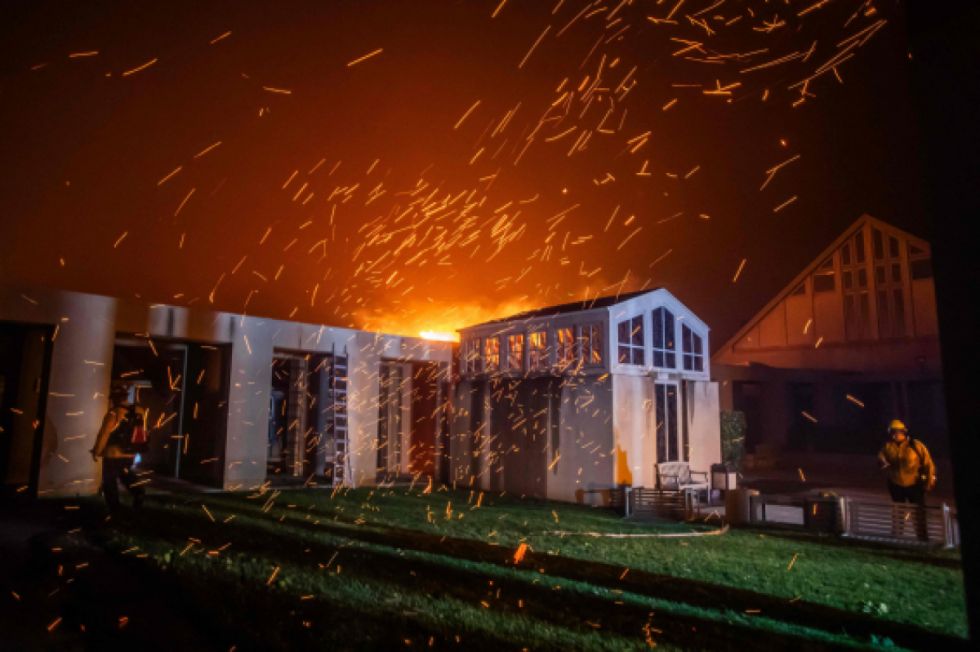 Cinco muertos y más de 150.000 evacuados en el incendio de Los Ángeles