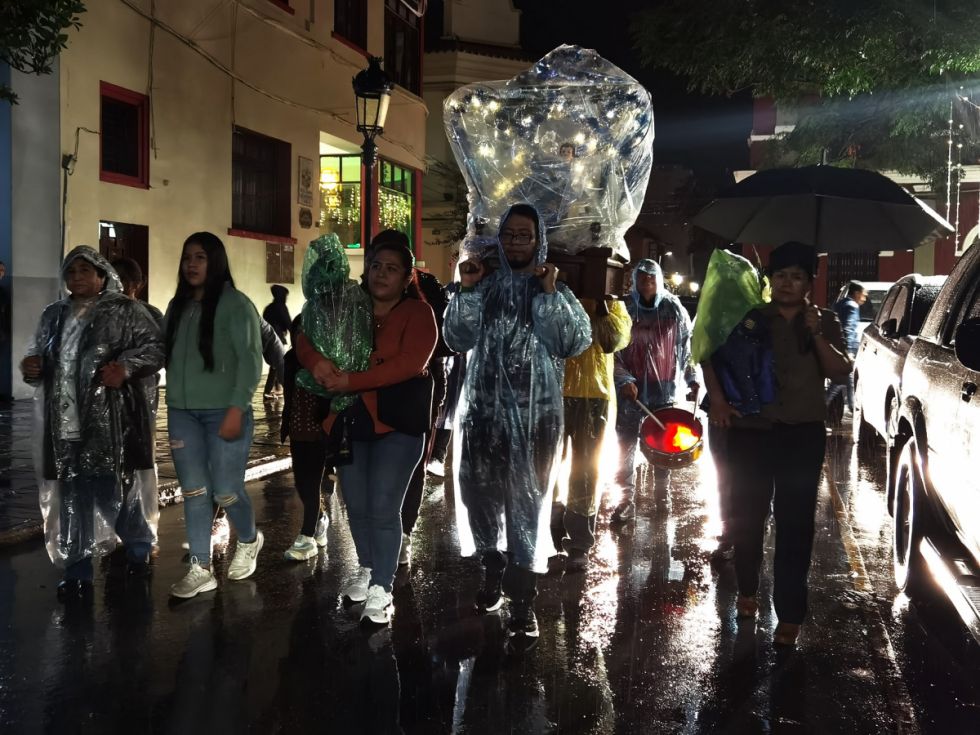 El Niño Jesús bajo la lluvia