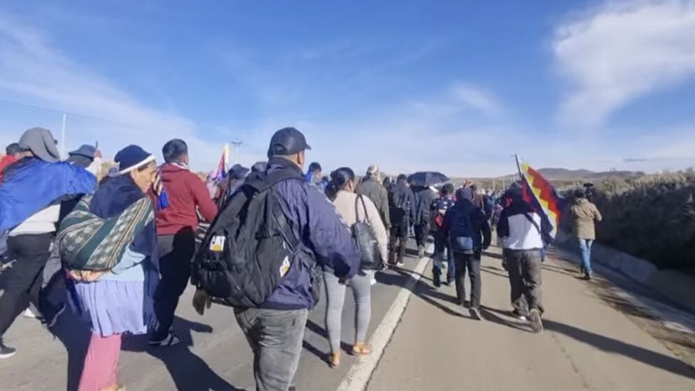 La marcha evista acelera y quiere llegar mañana a La Paz