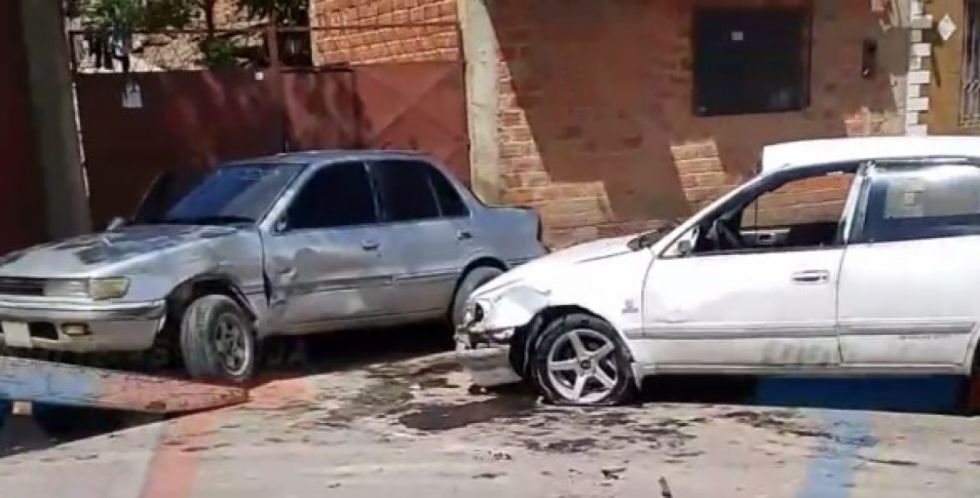 Conductor se duerme al volante y choca contra un automóvil