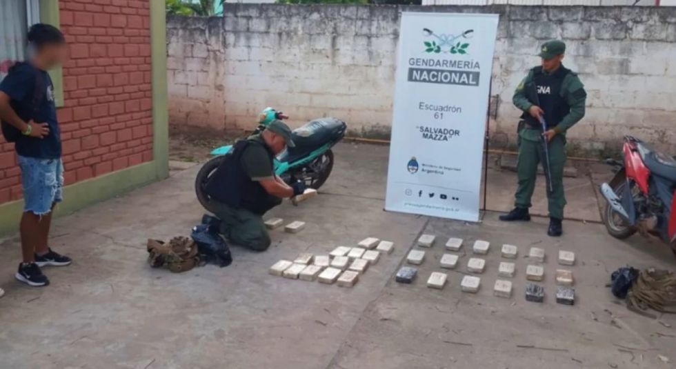 Detienen a un motociclista que transportaba droga en la frontera con Argentina