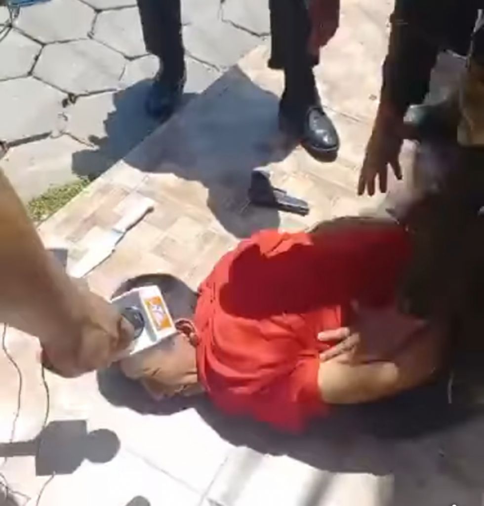 Lo atrapan robando afuera de un cajero