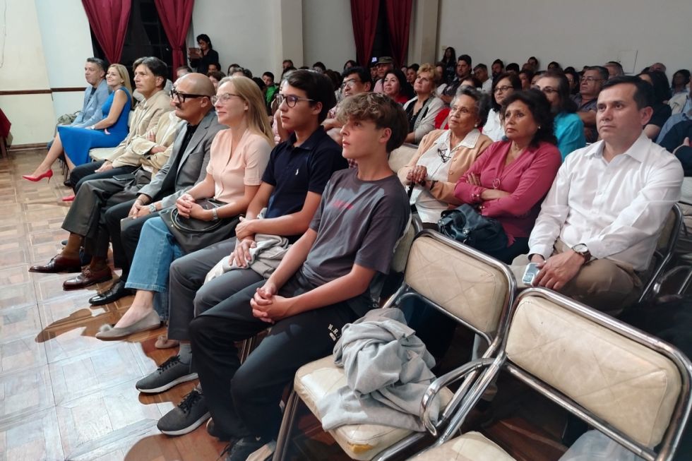 Auditorio lleno, con la familia Kohlberg en primera fila